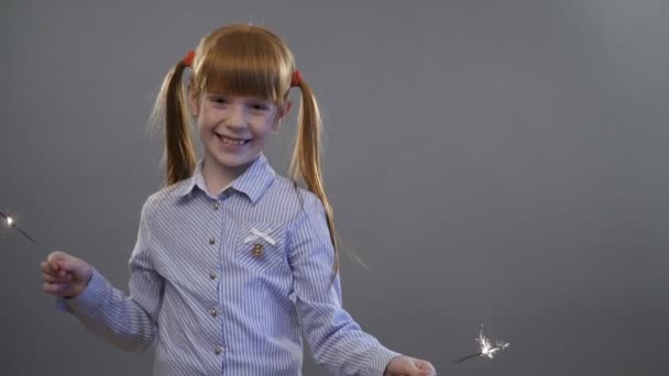Симпатична маленька дівчинка-імбир з блискітками — стокове відео