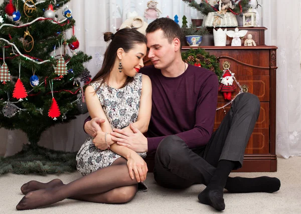 Genç çift sarılıyor.