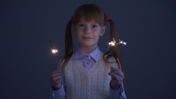 Schattig klein gember meisje met de sparkles — Stockvideo