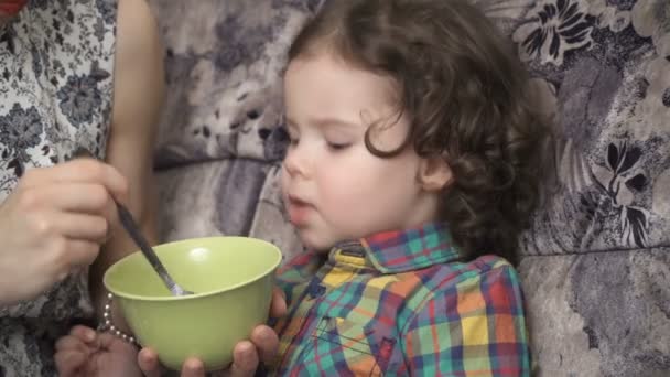 Primer plano niña está comiendo sopa — Vídeo de stock