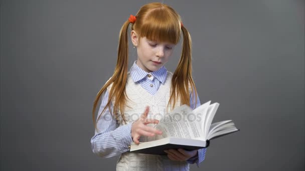 Menina bonita está lendo o livro — Vídeo de Stock