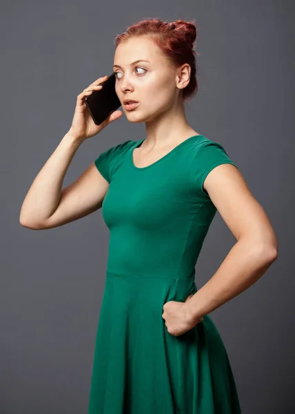Mujer molesta hablando en un teléfono móvil — Foto de Stock