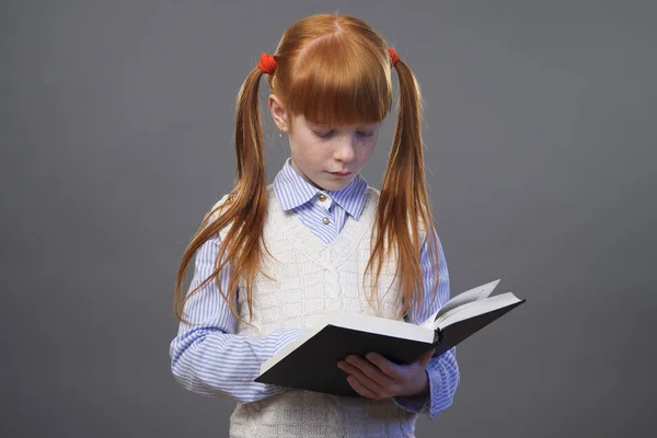 Aranyos vörös hajú lány egy könyvet olvas — Stock Fotó