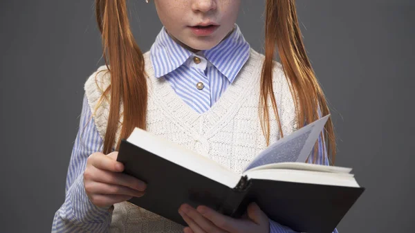 Close up menina segurando um livro — Fotografia de Stock