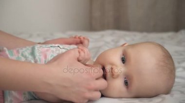 Mutlu küçük bebek arkasında yatıyor