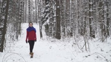 Kış ormanda gülümseyen kadın