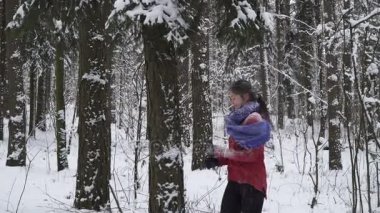 gülümseyen kadın ve kar bir ağaç aşağı sallamak