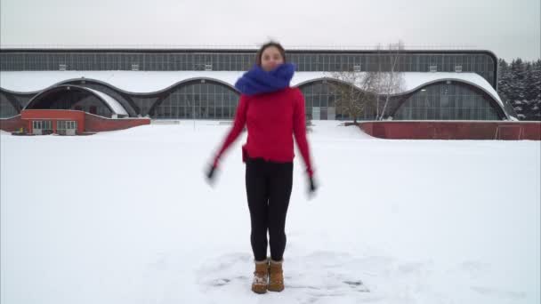 Femme sautant pour se réchauffer — Video