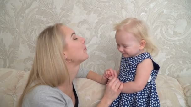 Jeune mère joue avec sa jolie petite fille — Video