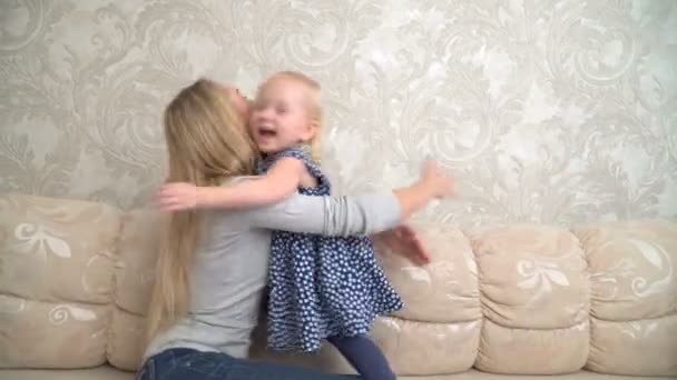 어머니는 그녀의 귀여운 작은 딸을 포옹 부드럽게 — 비디오