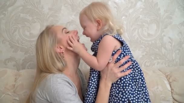Moeder speelt met haar schattige kleine dochter — Stockvideo