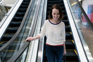 kadın yürüyen merdiven gidiyor