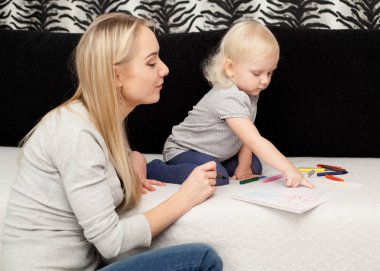 Annenin çocuğuyla birlikte çizim