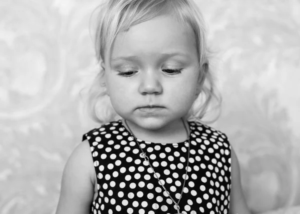 Üzgün küçük kız kadar yakın — Stok fotoğraf