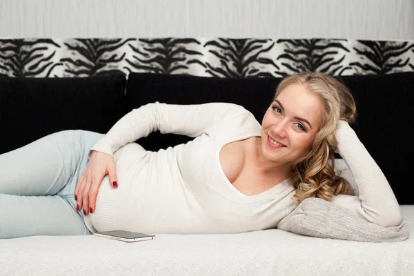 hamile kadın kanepede yatıyor