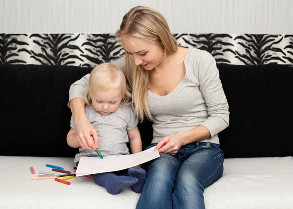 Madre está dibujando con su hijo — Foto de Stock