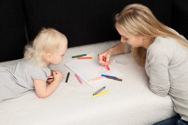 Madre está dibujando con su hijo — Foto de Stock