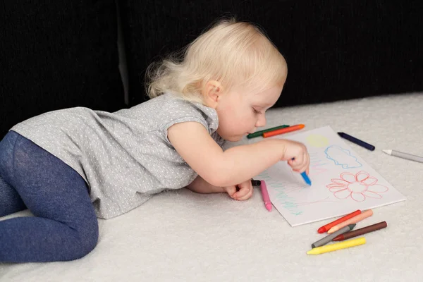Маленька дівчинка малює — стокове фото