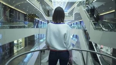 Kadın asansöre tırmanıyor