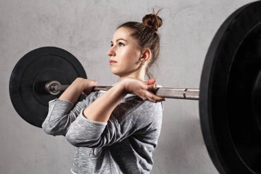Çapraz-fit egzersiz yapıyor kadın atlet