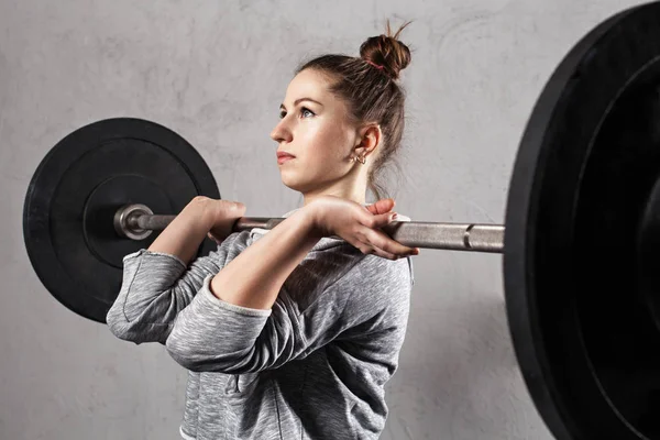 Atlet žena dělá cross-fit cvičení — Stock fotografie