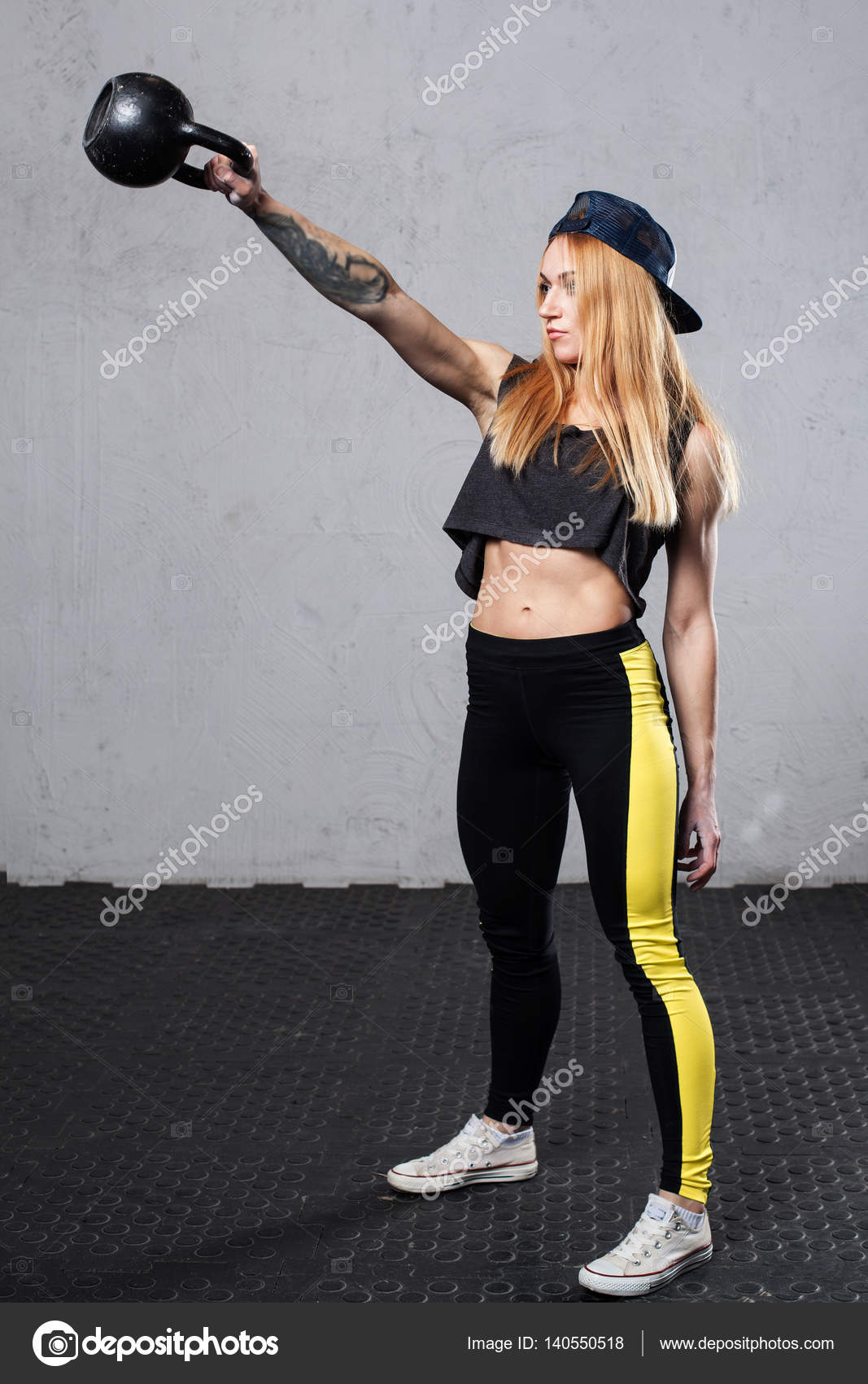 Sportlerin Die Kettlebell Swing Zu Tun Stockfoto C Zdyma4