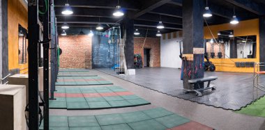 Spor salonunun içinde.