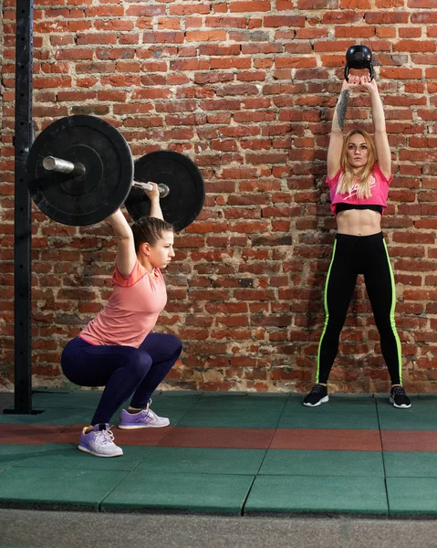 Ženy dělají cross fit cvičení v posilovně — Stock fotografie