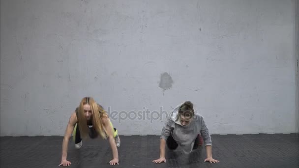 Mujeres atléticas realizando ejercicio burpee — Vídeos de Stock