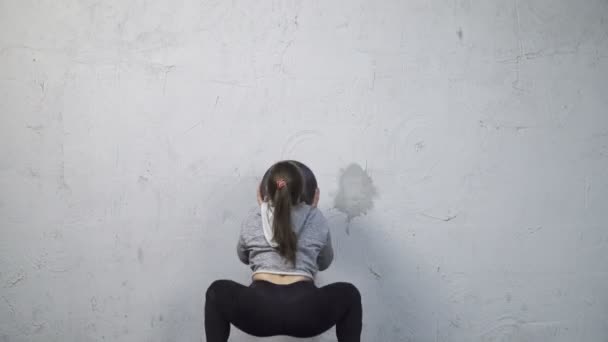 Mujer realizando ejercicio de pelota de pared — Vídeos de Stock