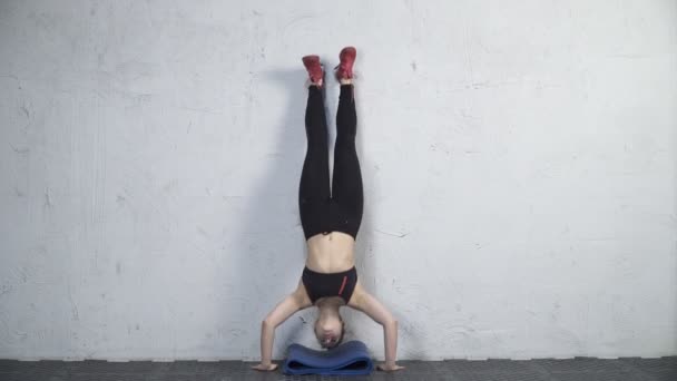 Mujer realizando cross fit flexiones — Vídeos de Stock