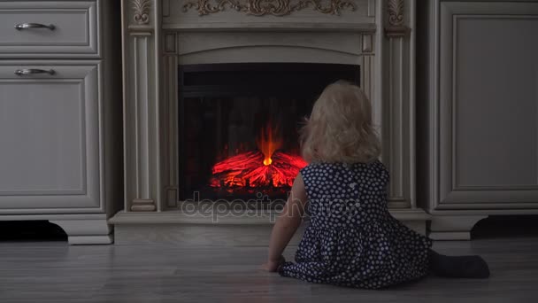 Criança olha para fogo — Vídeo de Stock