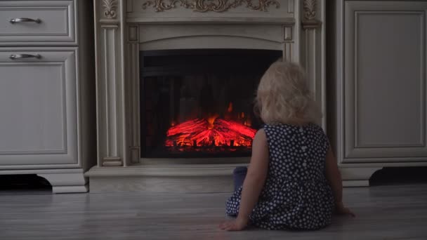 Un enfant regarde le feu — Video