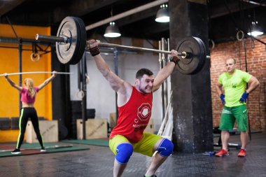 adam bir halter koparma salonunda gerçekleştirme