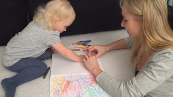 Mother and her small daughter are drawing — Stock Video