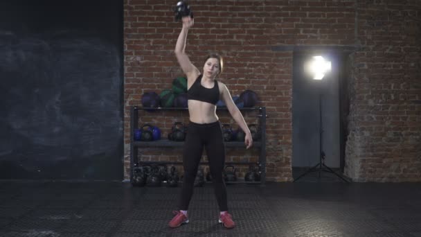 Fitness donna facendo kettlebell strappare — Video Stock