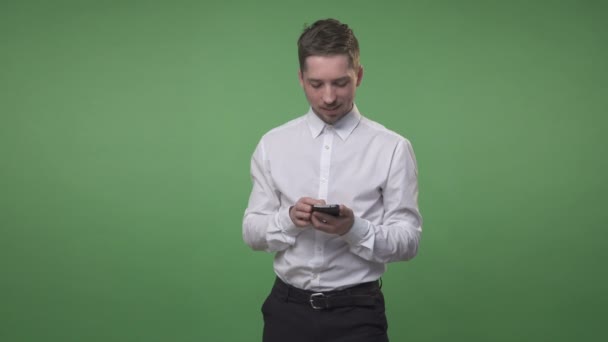 Мужчина листает свой смартфон — стоковое видео