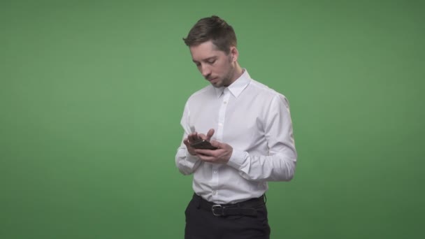 Hombre volteando su teléfono inteligente — Vídeos de Stock