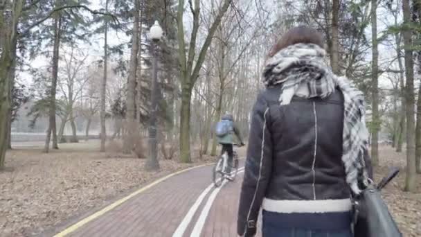 Женщина, гуляющая в парке — стоковое видео