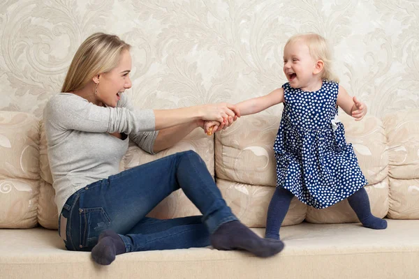 Madre e hija están jugando — Foto de Stock