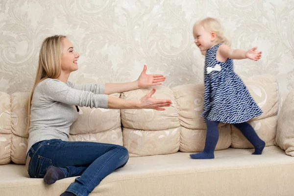 Madre e hija están jugando — Foto de Stock