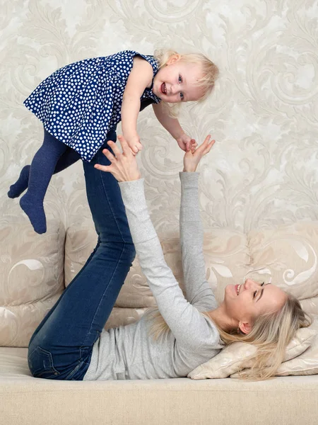 Madre e hija están jugando — Foto de Stock