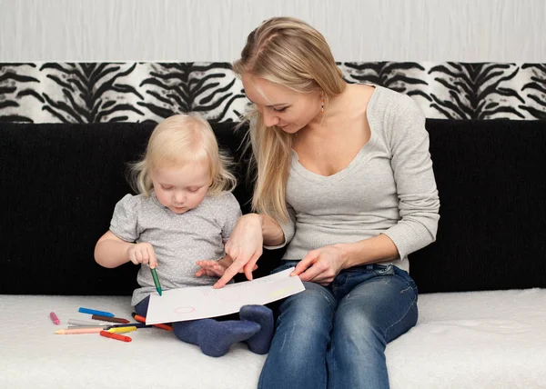 Madre e hija están dibujando — Foto de Stock