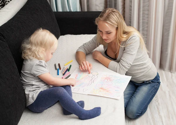 Madre e hija están dibujando — Foto de Stock