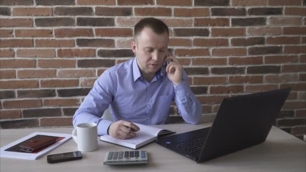 Obchodní muž mluví na mobilní telefon — Stock video