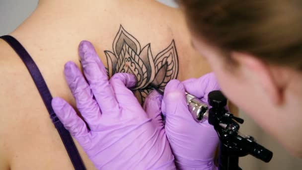 Tetování je proces na ženské zadní — Stock video