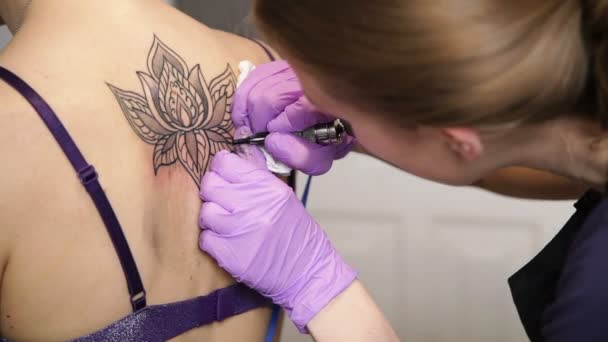 Proceso de tatuaje en la espalda femenina — Vídeos de Stock