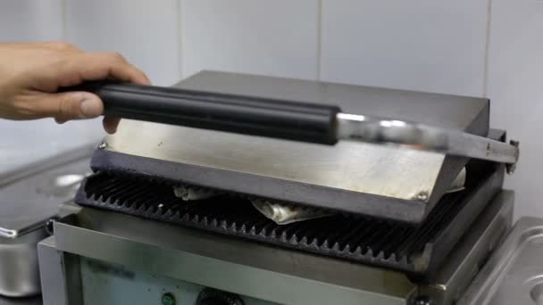 脱掉一个关于烤肉串的手 — 图库视频影像