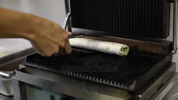 Hand taking off a kebab — Stock Video