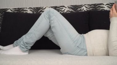 hamile kadın bir akıllı telefon çevirme